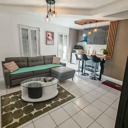 F1 220 Metre De La Gare Perpignan